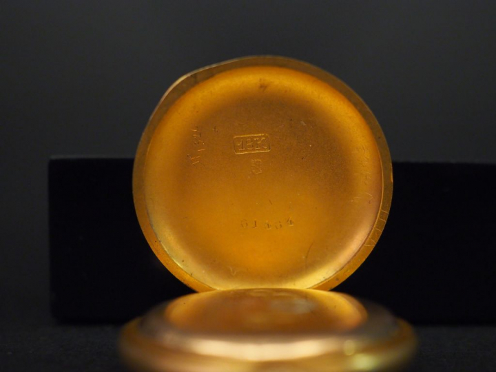 Montre de col aveugle en or jaune et diamants taillés en rose, à décor