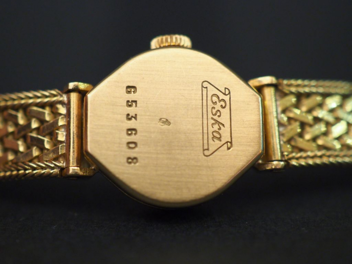 ESKA Montre bracelet de dame, boitier et bracelet en or jaune. Cadran 