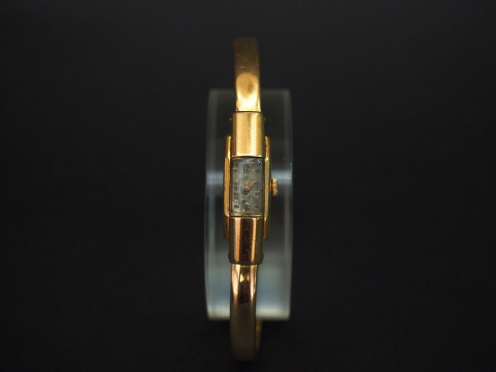 Montre bracelet de dame, boitier et bracelet en or jaune. Cadran recta