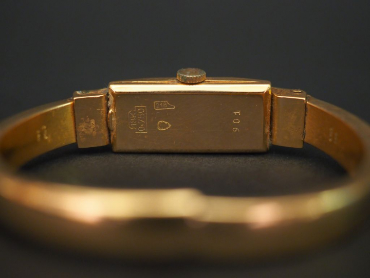 Montre bracelet de dame, boitier et bracelet en or jaune. Cadran recta