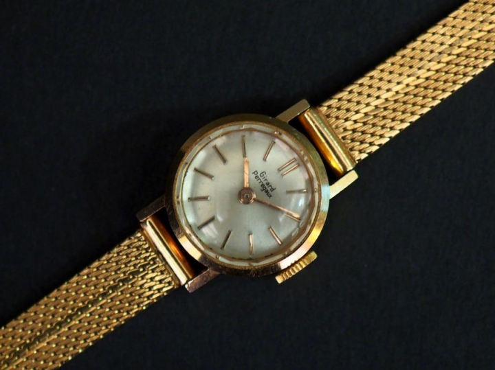 	GIRARD PEREGAUX Montre bracelet de dame, boitier et bracelet en or ja