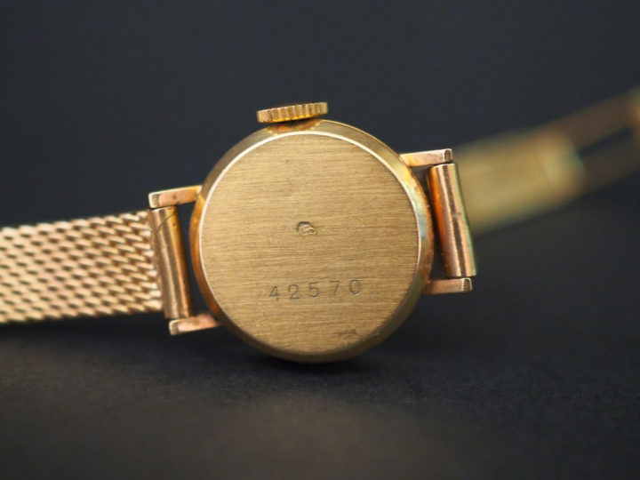 	GIRARD PEREGAUX Montre bracelet de dame, boitier et bracelet en or ja