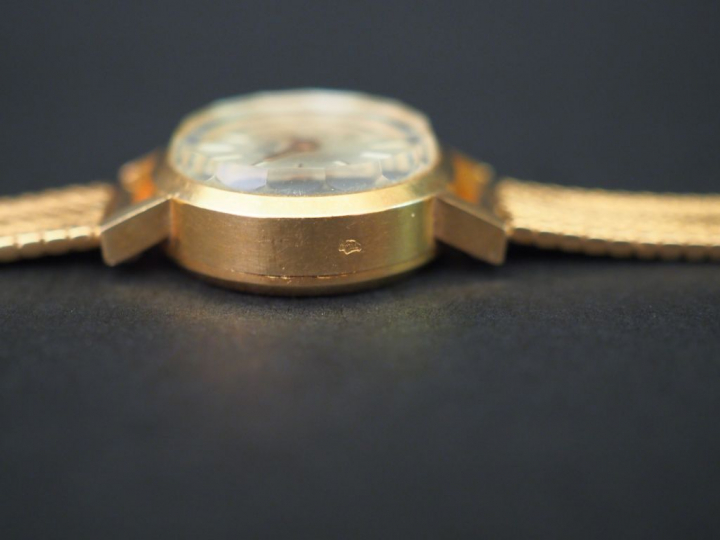 	GIRARD PEREGAUX Montre bracelet de dame, boitier et bracelet en or ja