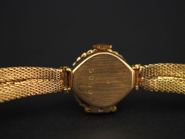	Montre bracelet bijoux de femme, bracelet et boitier en or jaune. Boi