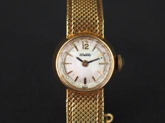 Vente aux enchères DUWARD Montre bracelet de dame, boitier et bracelet en or jaune.  Boit