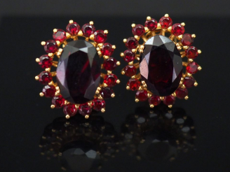 Vente aux enchères Paire de perces oreilles en or jaune en forme de fleurs, serties de gr