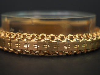 Vente aux enchères Bracelet articulé en or jaune, maille carrée et entrelacée. Chainette 
