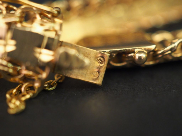 Bracelet articulé en or jaune, maille carrée et entrelacée. Chainette 
