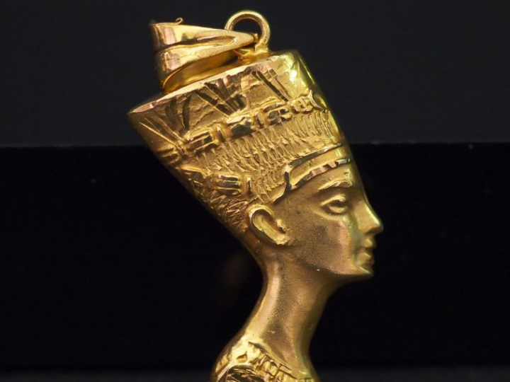 	Pendentif de style égyptien en or jaune. H. 3 cm Poids. 21,03 g