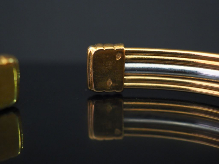 Bracelet jonc deux tons d’or à quatre rangs. Poids. 13,63 g