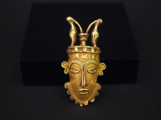 Vente aux enchères Pendentif en or jaune, en forme de masque africain. H. 5,2 cm Poids. 1