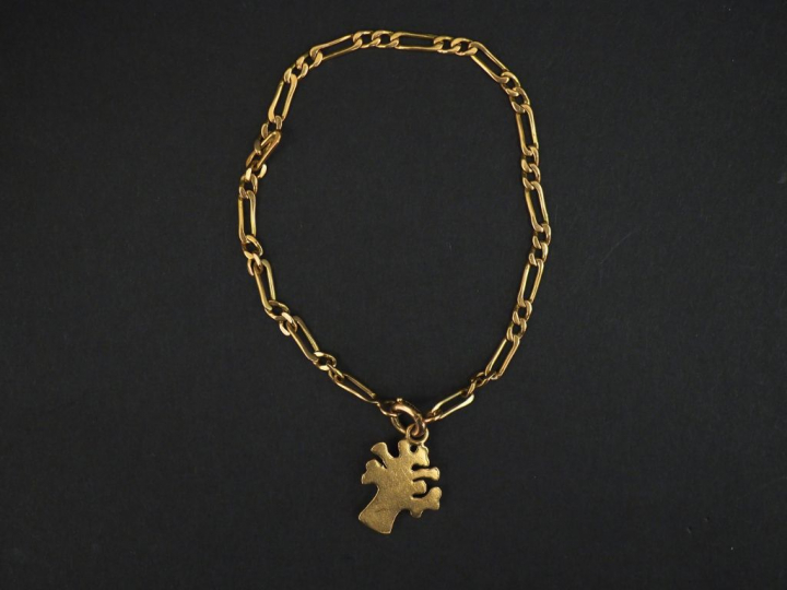Bracelet articulé en or jaune, maille gourmette, à décor d’une pendelo