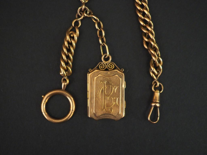 Giletière en or jaune, à décor d’un pendentif porte-photo en pendeloqu