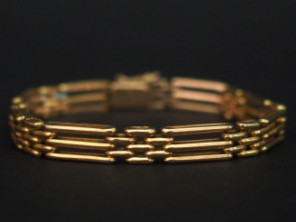 Vente aux enchères 	Bracelet articulé en or jaune, à décor de maillons rectangulaires ajo