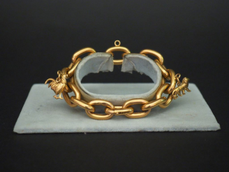Vente aux enchères Bracelet articulé en or jaune, maille forçat, à décor de deux pendeloq