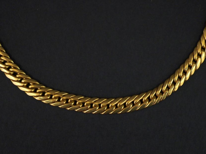 Collier en or jaune, maille anglaise disposée en chute. Long. 43,5 cm 