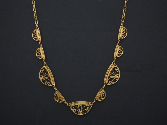 Vente aux enchères Collier en or jaune, maille forçat, à décor de neuf maillons filigrané