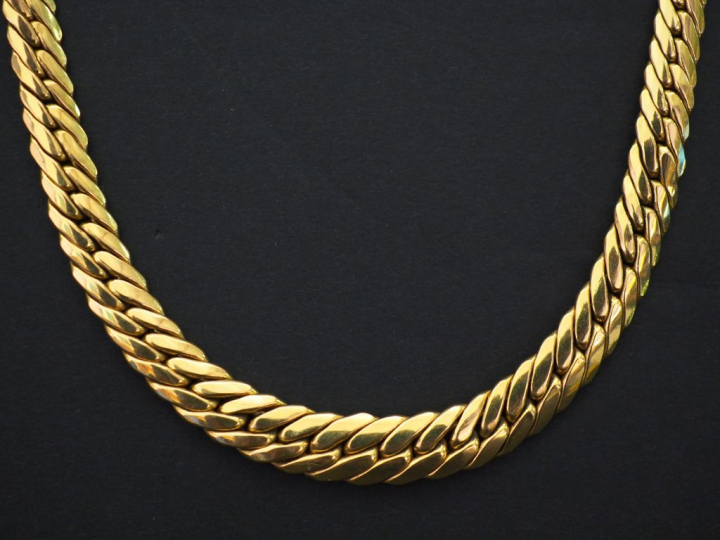 Collier articulé en or jaune, maille anglaise disposée en chute. Long.