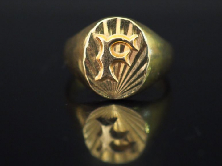 Bague chevalière en or jaune, à décor de la lettre F. TDD. 45 1/2 Poid