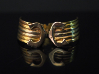 Vente aux enchères 	CARTIER (dans le goût de) Paire de clips d’oreilles trois tons d’or, 