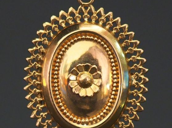 	Pendentif porte-photo Napoléon III en or jaune, à décor  de fleur en 