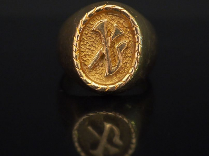 	Bague chevalière en or jaune, à décor de monogramme. TDD. 49 Poids. 1