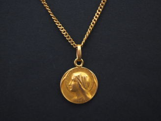 Vente aux enchères 	Médaille religieuse et sa chaine en or jaune, figurant la Sainte Vier