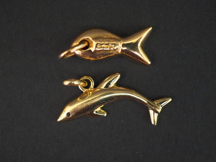 Ensemble comprenant : - un pendentif en or jaune en forme de poisson. 