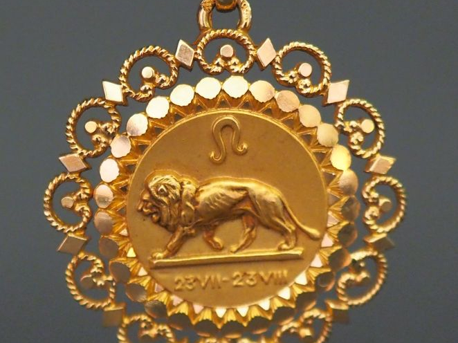 	Pendentif circulaire en or jaune, à décor d’un lion, à décor ajouré. 