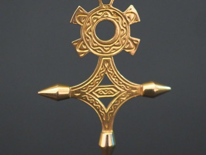 Pendentif en forme de croix du sud en or jaune. 4 x 3,2 cm Poids. 6,44