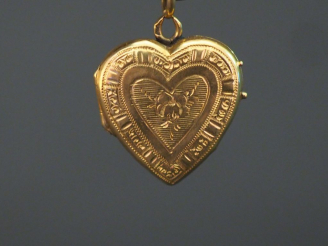 Vente aux enchères Pendentif porte-photo en or jaune, en forme de coeur, à décor double f