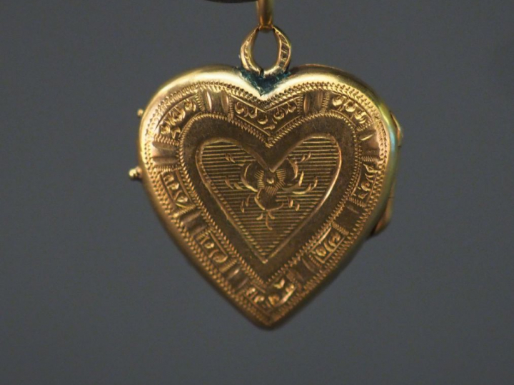 Pendentif porte-photo en or jaune, en forme de coeur, à décor double f