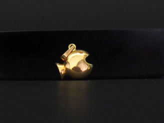 Vente aux enchères Pendentif en or jaune, en forme de poisson. 1,3 x 1,5 cm Poids. 1,21 g