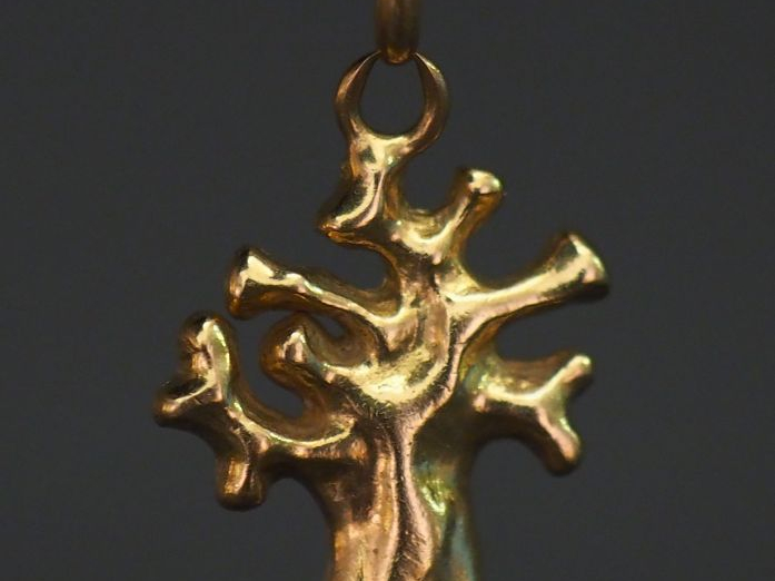 Pendentif en or jaune en forme d’arbre. H. 1,8 cm Poids. 2,55 g