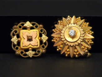 Vente aux enchères Ensemble comprenant : - une broche circulaire Napoléon III en or jaune