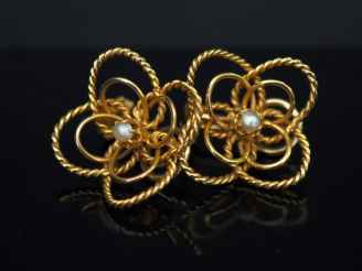 Vente aux enchères Paire de clips d’oreilles en or jaune, en forme de fleurs, serties en 