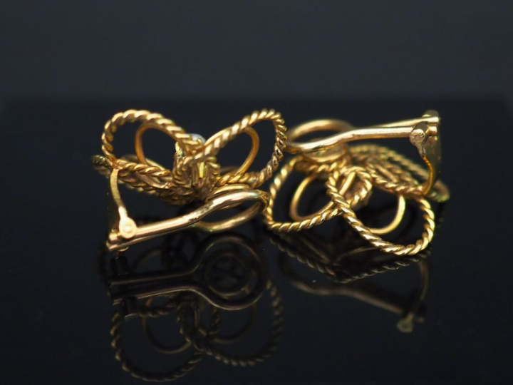 Paire de clips d’oreilles en or jaune, en forme de fleurs, serties en 