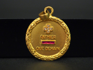 Vente aux enchères Médaille en or jaune, marquée « + qu’hier - que demain », sertie de ci