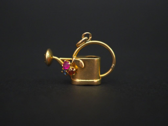 Vente aux enchères 	Amusant pendentif en or jaune, en forme d’arrosoir, serti de trois pe