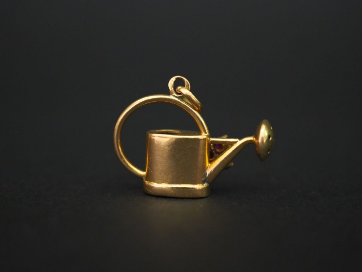 	Amusant pendentif en or jaune, en forme d’arrosoir, serti de trois pe