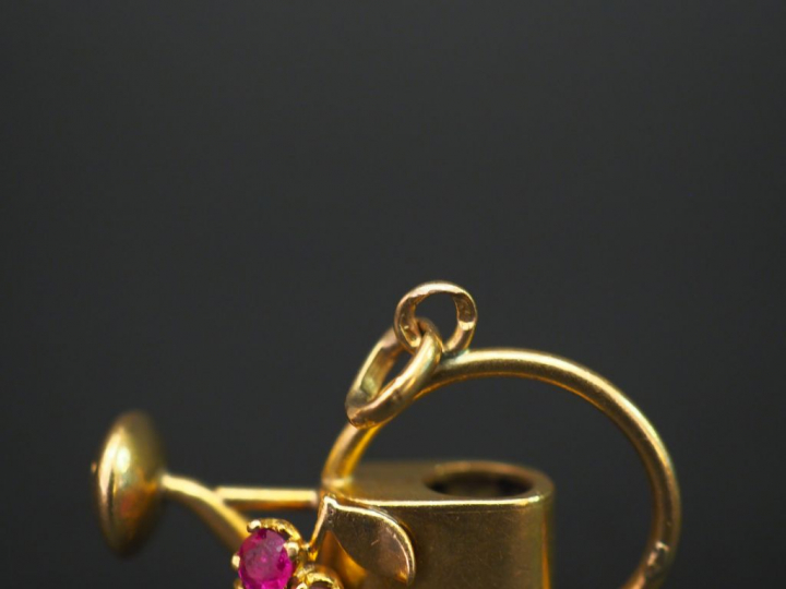	Amusant pendentif en or jaune, en forme d’arrosoir, serti de trois pe