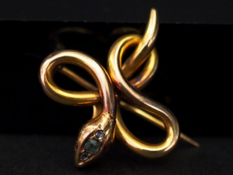 Vente aux enchères Broche/pendentif en forme de serpent en or jaune, la tête et les yeux 