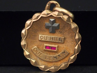 Vente aux enchères Médaille en or jaune, marquée « + qu’hier - que demain », sertie de de