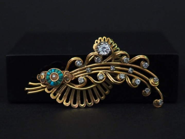 	Broche en or jaune, en forme de tiges fleurie enrubannée, sertie de s