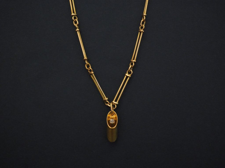 Collier articulé en or jaune, maillons rectangulaires ajourés, à décor