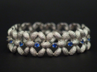 Vente aux enchères Bracelet manchette articulé en or blanc, à décor de croisillons sertis