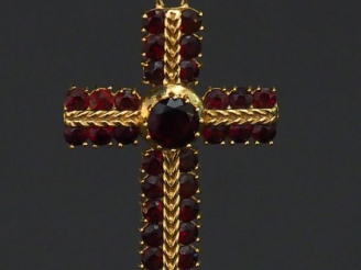 Vente aux enchères 	Pendentif en forme de croix en or jaune, serti sur chaque branche de 