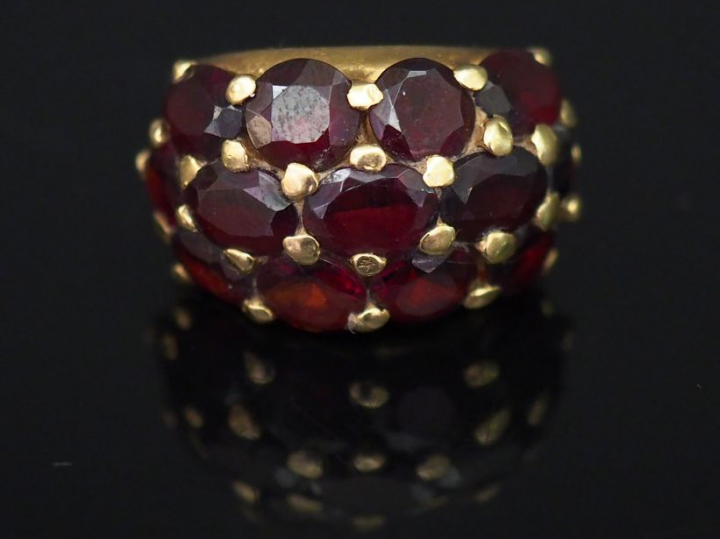 	Bague dôme en or jaune et pavage de grenats. TDD. 56 Poids tel. 9,01 