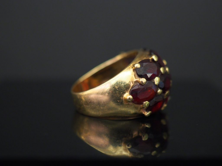 	Bague dôme en or jaune et pavage de grenats. TDD. 56 Poids tel. 9,01 