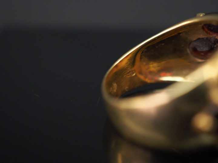 	Bague dôme en or jaune et pavage de grenats. TDD. 56 Poids tel. 9,01 